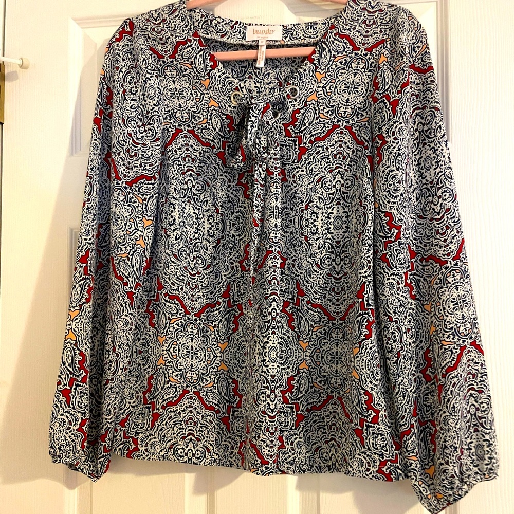 Laundry by Shelli Segal lovely blouse! Comfortable long sleeved dress top.size M